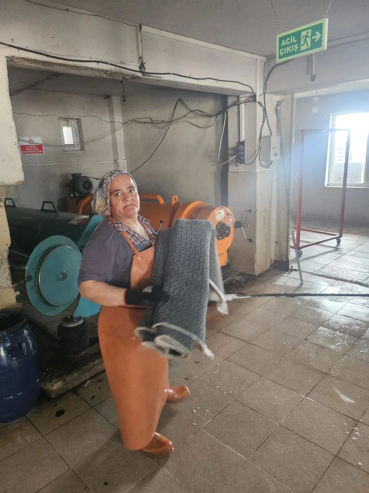 Yıkama sonrası halı taşıma ve teslimata hazırlık