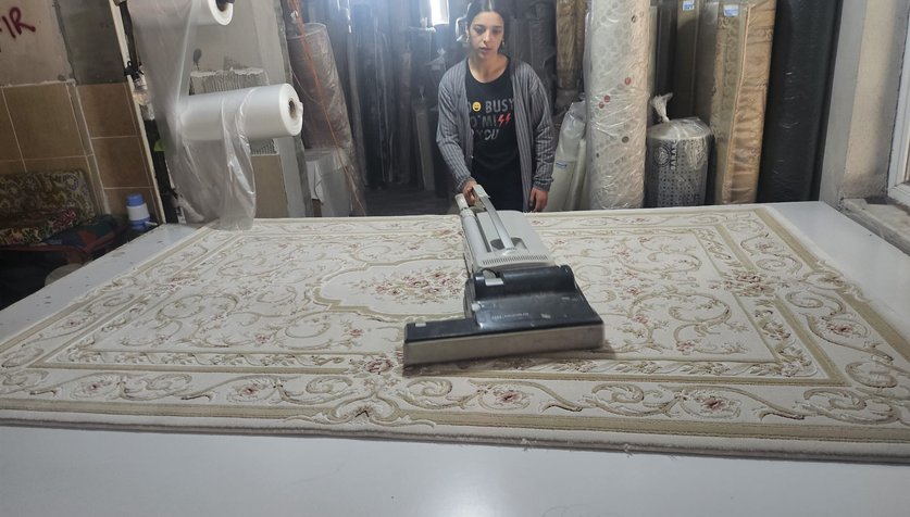 Bolu Safir Halı Yıkama tesisi ve profesyonel temizlik ekibi çalışırken