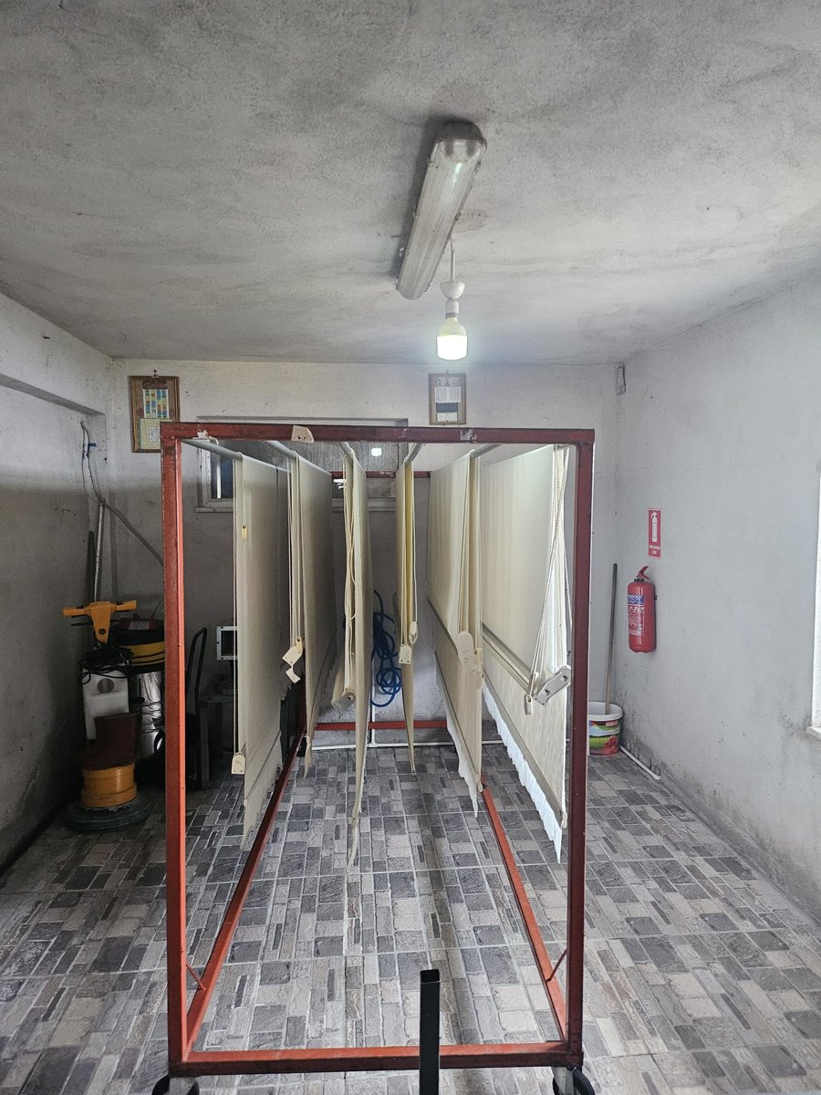 Bolu Safir Halı Yıkama tesisinde kurutma askılarında bekleyen yıkanmış perdeler.